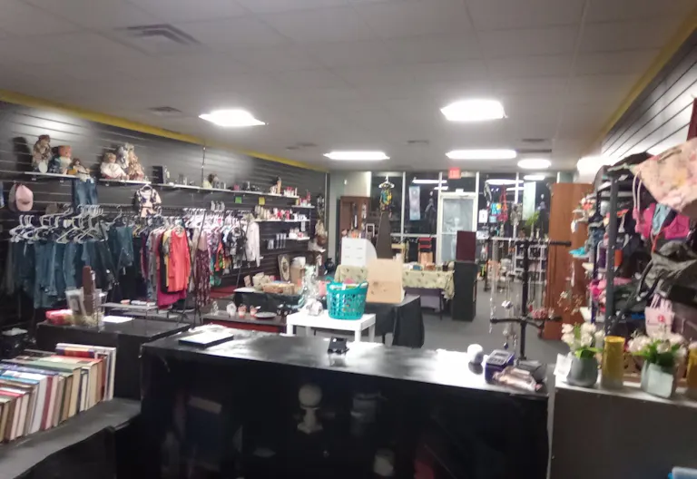 Space in a storefront that has several other vendors-North Fort-Wayne Indiana - Image 1