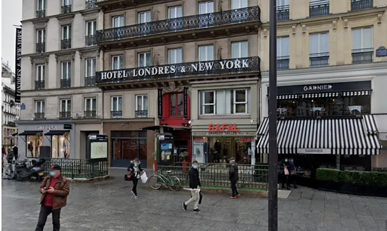 Boutique Shop Prime Location Place du Havre - Image 1
