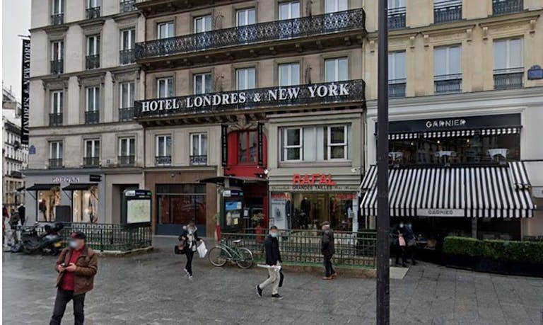 Boutique Shop Prime Location Place du Havre - Image 1