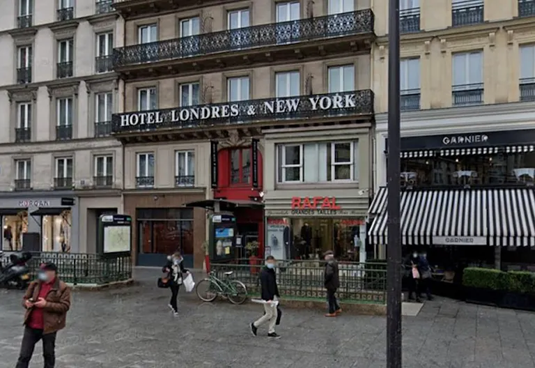 Boutique Shop Prime Location Place du Havre - Image 1
