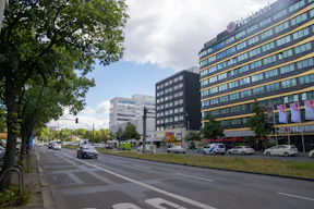Striking Corner Space on Karl-Liebknecht-Straße with Full-Glass Frontage - Image 19