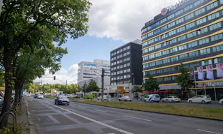 Striking Corner Space on Karl-Liebknecht-Straße with Full-Glass Frontage - Image 19