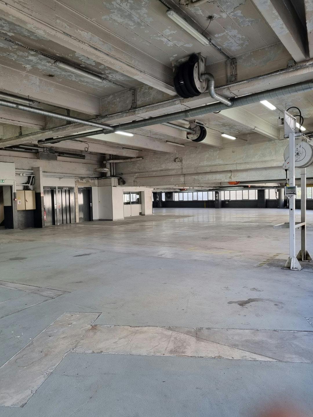 Large Commercial Space on Quai de Grenelle, Paris