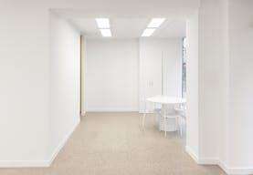 PRIMA Gallery Space Paris 3e | 65m² Minimal White Cube in Haut-Marais - Image 2