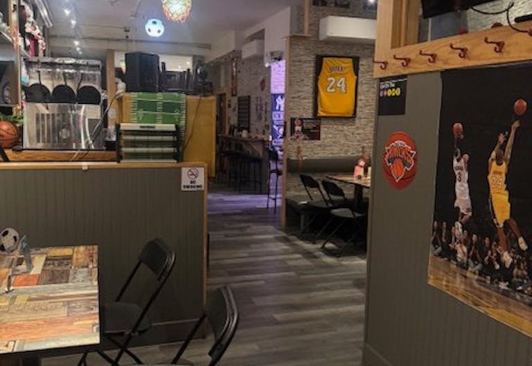 Lively and fully equipped sports bar located in the heart of Spanish Harlem - Image 4