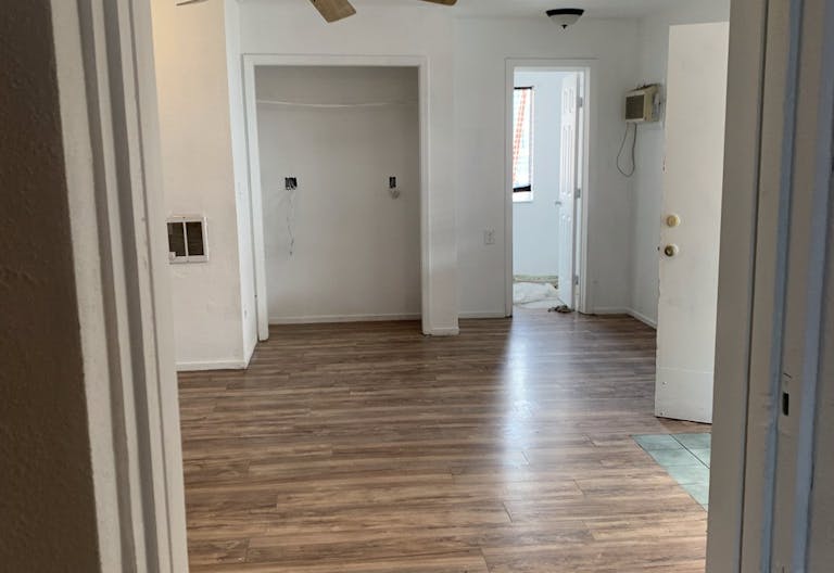 Office/Art Studio/Construction Yard/ - Image 1