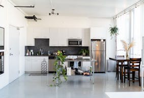 Sunny Historic Creative Loft - Image 4