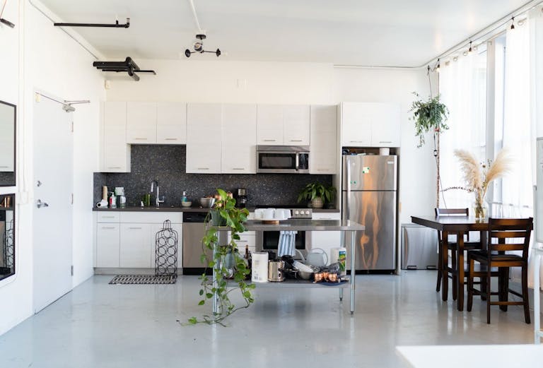 Sunny Historic Creative Loft - Image 4