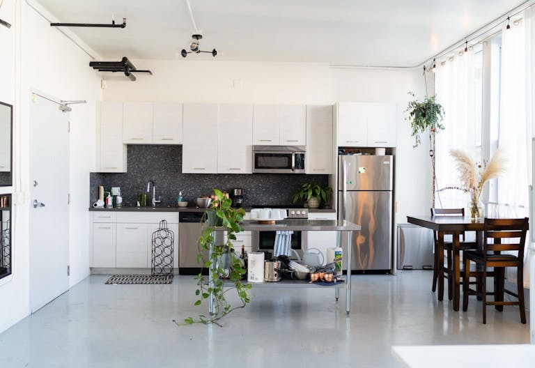 Sunny Historic Creative Loft - Image 4