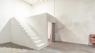 High-ceiling photo studio with a cyclorama wall - Image 9