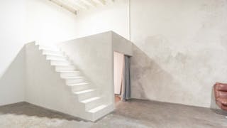 High-ceiling photo studio with a cyclorama wall - Image 9