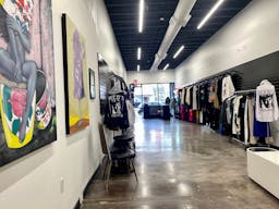 Melrose ave. New build, central location, high ceiling, multi purpose space - Nestled among luxury brands like Gucci and streetwear hotspots - Image 7