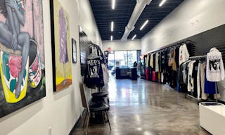 Melrose ave. New build, central location, high ceiling, multi purpose space - Nestled among luxury brands like Gucci and streetwear hotspots - Image 7