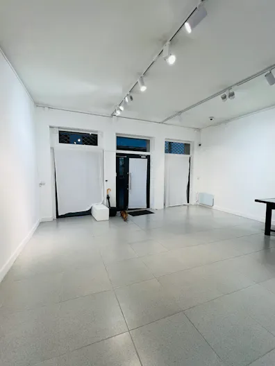 ESPACE DOUBLE NIVEAU – MARAIS – 140 M² – VITRINE SUR RUE – IDEAL FASHION WEEK & ÉVÉNEMENTS - Image 2