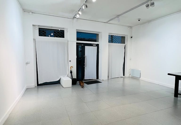 ESPACE DOUBLE NIVEAU – MARAIS – 140 M² – VITRINE SUR RUE – IDEAL FASHION WEEK & ÉVÉNEMENTS - Image 2