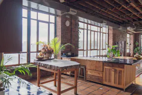 Unique Industrial Loft/ Photo Studio w/ amazing Kitchen & Bathroom - Image 3