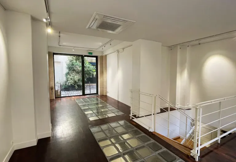 Elegant Space in Le Marais - Image 4
