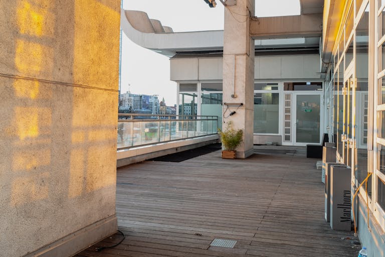 Central Venue with a Berliner Skyline View - Image 3