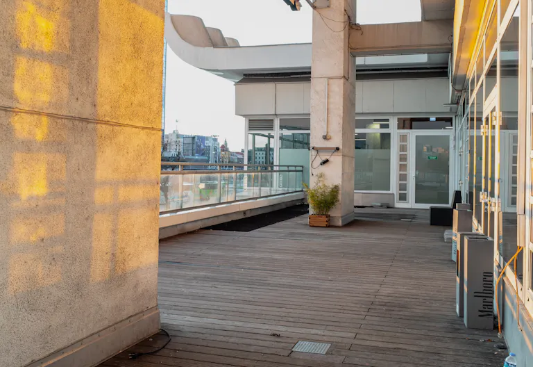 Central Venue with a Berliner Skyline View - Image 3