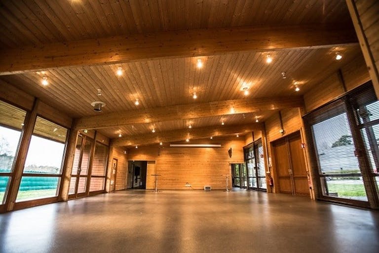 B�timent contemporain en bois id�al pour les lancements de produits et les expositions - Image 0