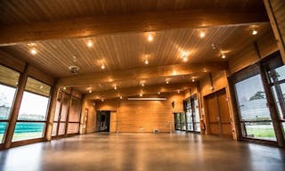 B�timent contemporain en bois id�al pour les lancements de produits et les expositions - Image 0