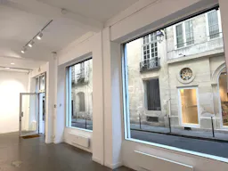Showroom with a large storefront in Le Marais - Image 7