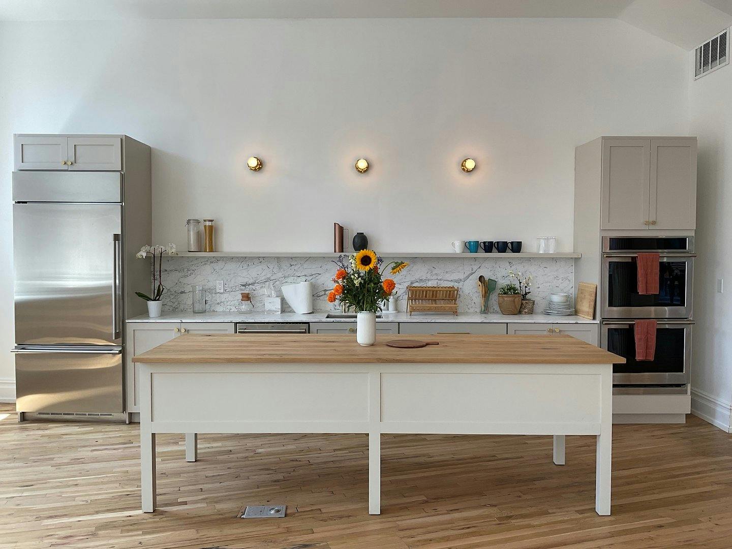 Sun-Filled Corner Loft with Open Plan Kitchen in New York