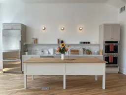 Sun-Filled Corner Loft with Open Plan Kitchen - Image 3