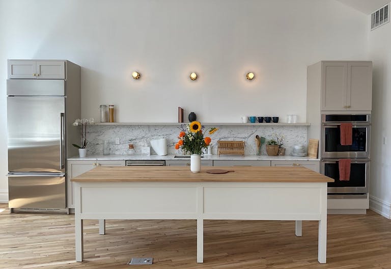 Sun-Filled Corner Loft with Open Plan Kitchen - Image 3