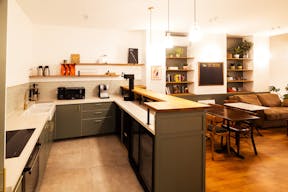 Elegant & Light flooded loft with storefront - Image 11