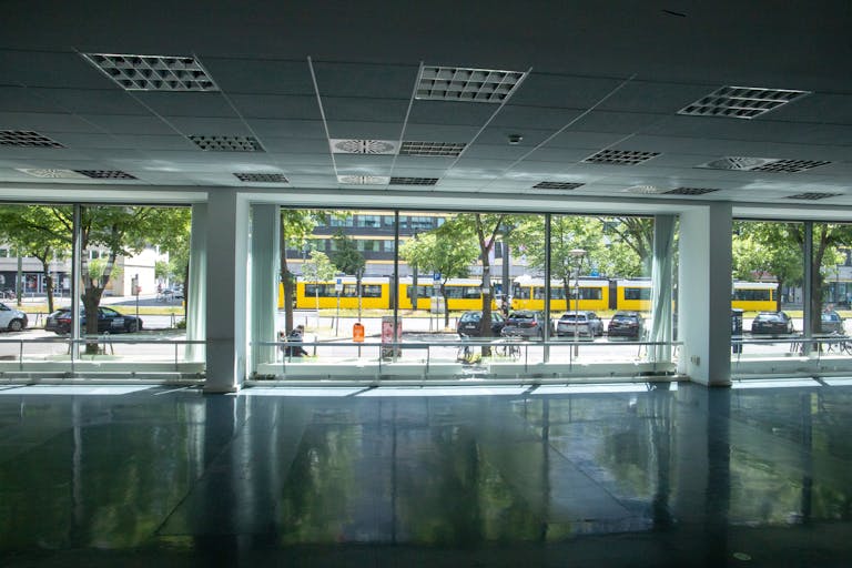 Striking Corner Space on Karl-Liebknecht-Straße with Full-Glass Frontage - Image 0