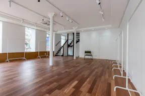 Boutique �ph�m�re / Pop-up / Galerie/Showroom au coeur du Marais - tr�s lumineux avec 8 m de vitrines en angle - Arts et M�tiers - Image 4