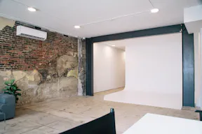 Echo Park Retail Space with High Street Visibility and Photo Studio - Image 0