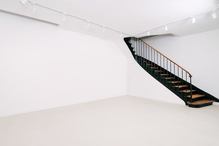 BEAUTIFUL SHOWROOM IN SAINT-HONORE DISTRICT - Image 4