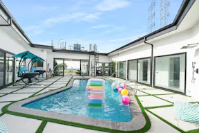 Super Mansion with Los Angeles 360 Views - Image 19