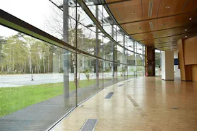 Espace de conférence ou de présentation avec amphithéâtre - Image 2