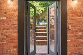 West Village Garden Oasis - Image 9