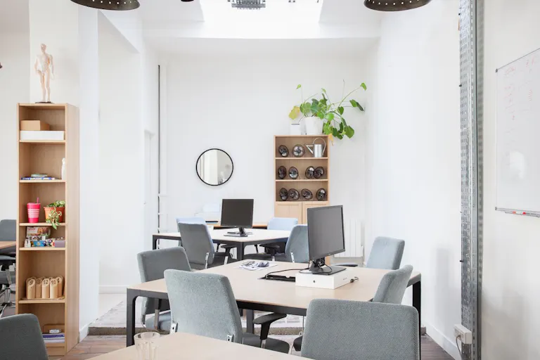Bureaux lumineux dot� d'un grand open space avec un puit de lumi�re - Image 1
