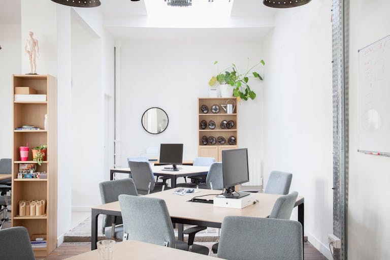 Bureaux lumineux dot� d'un grand open space avec un puit de lumi�re - Image 1