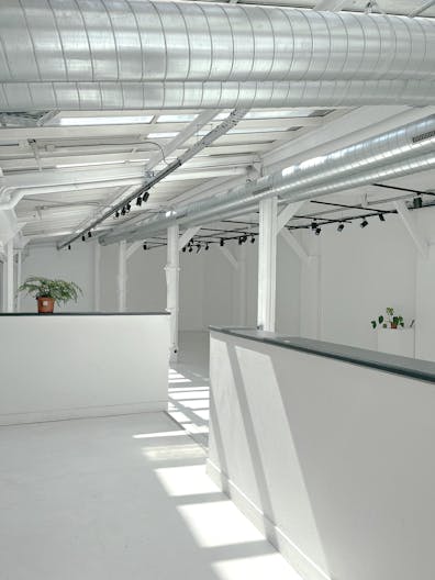 Showroom sous verrière de 200m2, dans le quartier vibrant du 11ème arrondissement. - Image 4