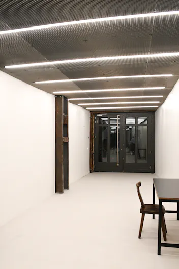 550 SqFt space on rue Saint-Martin (Haut Marais / Montorgueil / Beaubourg / Pompidou) - Image 4