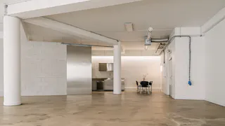 Showroom 160 m² – style industriel - lumière du jour/baie vitrée panoramique – Paris 11e - Image 3