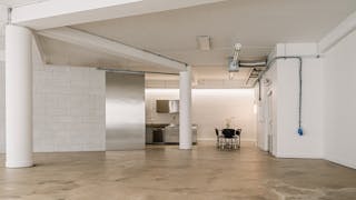 Showroom 160 m² – style industriel - lumière du jour/baie vitrée panoramique – Paris 11e - Image 3