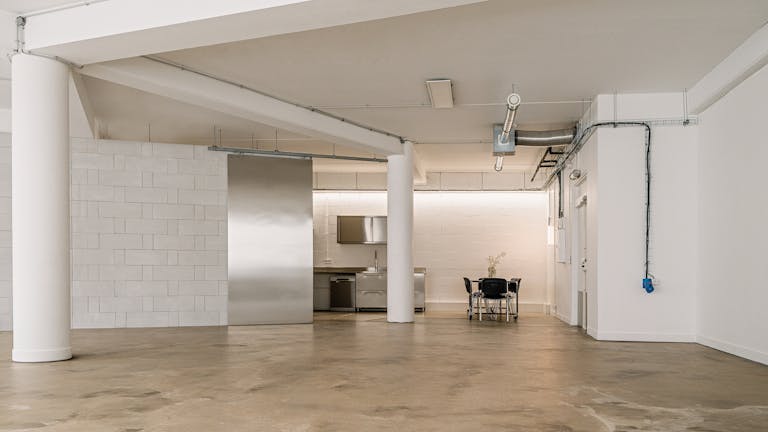 Showroom 160 m² – style industriel - lumière du jour/baie vitrée panoramique – Paris 11e - Image 3