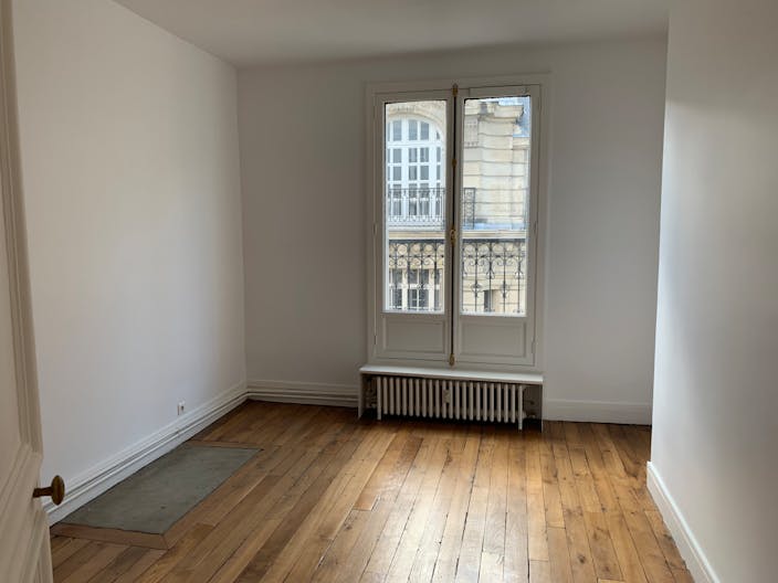 7th Arrondissement Showroom - Image 3