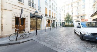 Pop Up Boutique on Rue Ferdinand Duval - Image 15