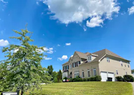 DMV?s Spacious Wooded Estate S - Image 0