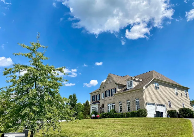DMV?s Spacious Wooded Estate S - Image 0
