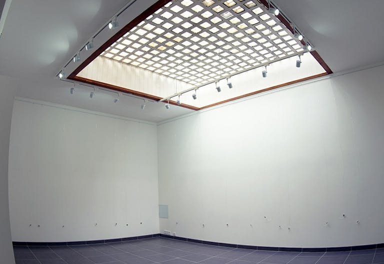 Cosy Art Gallery in Le Havre - Image 2