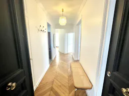Appartement haussmannien chic et lumineux avec balcon - Image 8